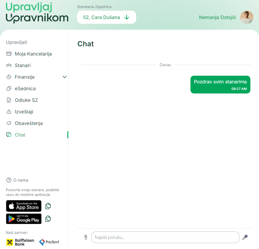 Glavni prikaz razgovora — lista poruka, polje za unos, ikona mikrofona i dodavanje priloga